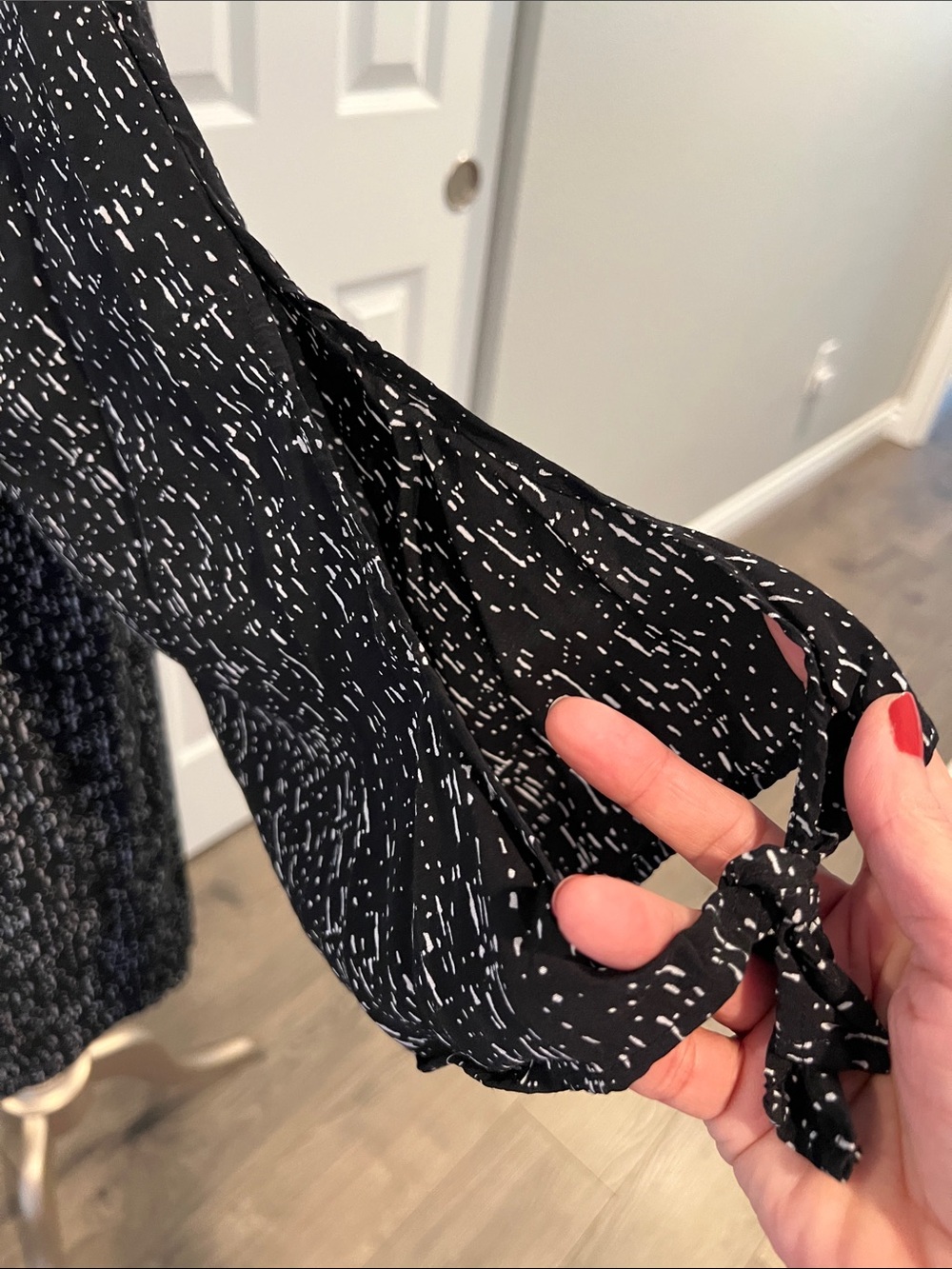 Just Female Black and White Abstract Dot Print Top - Picture 3 of 6